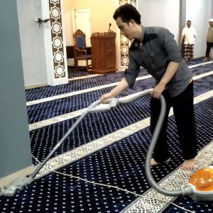 vacuum karpet masjid