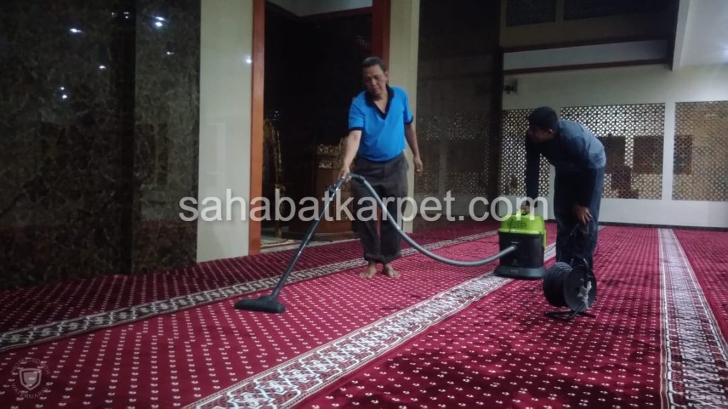vacuum karpet masjid