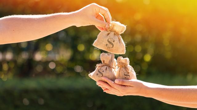 Read more about the article Perbedaan Infak dan Sedekah: Pengertian, Hukum, serta Contohnya